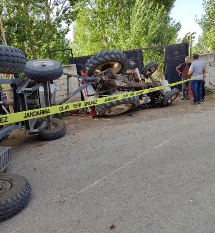 Van’da traktör devrildi: 3 yaralı