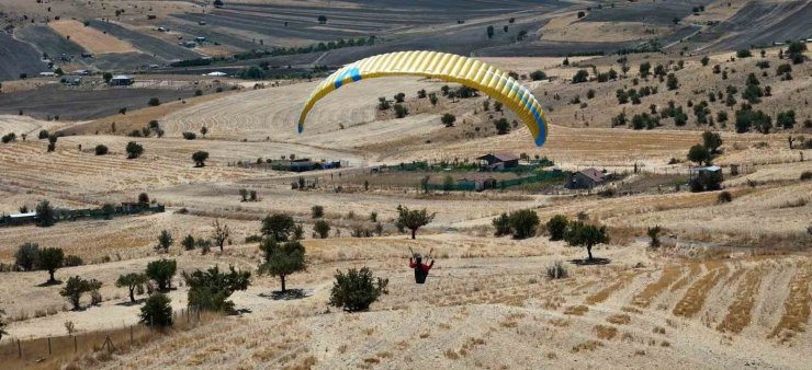 Önce Türkiye’nin zirvelerine tırmanıyor, sonra gökyüzüne süzülüyor