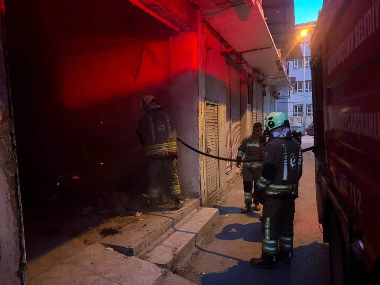 Antakya’da metruk iş yerinde yangın çıktı