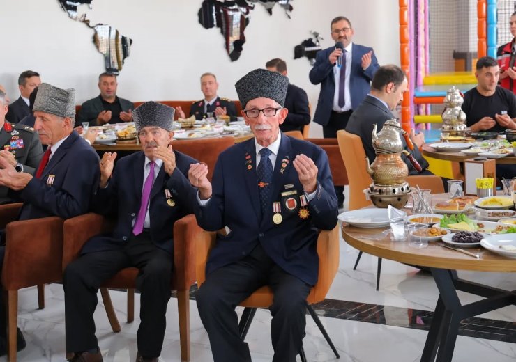 Bayburt’ta gaziler ve şehit aileleri kahvaltıda bir araya geldi