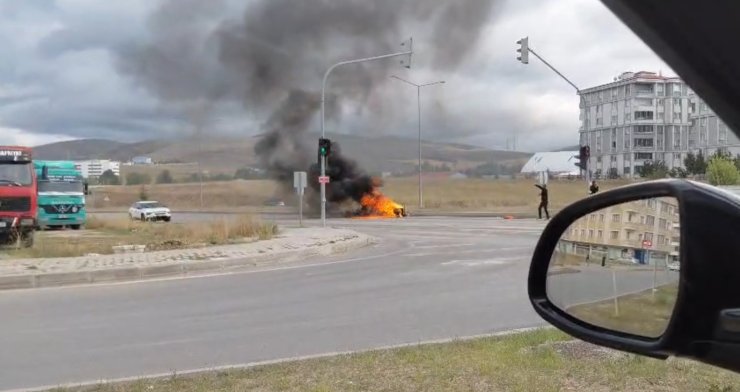 Bayburt’ta kamyonet kasasındaki jeneratör alev alev yandı