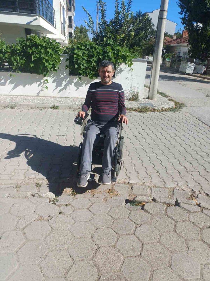 Engelli vatandaşlar bozulan kaldırımı kullanamıyor