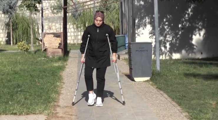 20 yaşında hayatı karardı: Yanlış ameliyatla sağlığından oldu, şimdi yürüyebilmek için destek bekliyor
