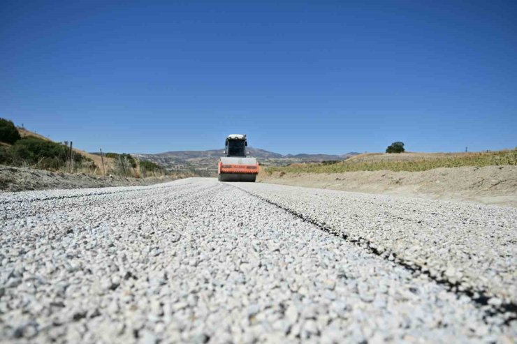 Selendi’de 26 yıl sonra ilk kez asfalt