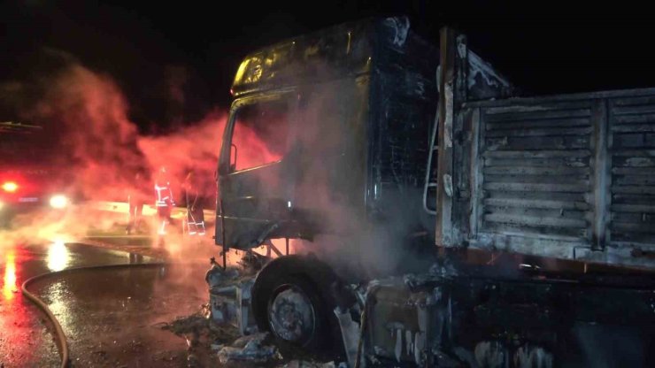 Amasya’da seyir halindeki tır alev topuna döndü