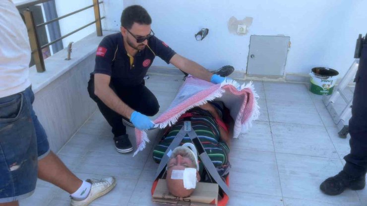 Bursa’da tadilat sırasında balkona düşen işçi yaralandı