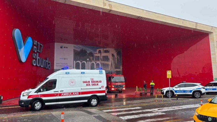 Çanakkale’de 17 Burda AVM’deki bir elektronik mağazasında yangın çıktı