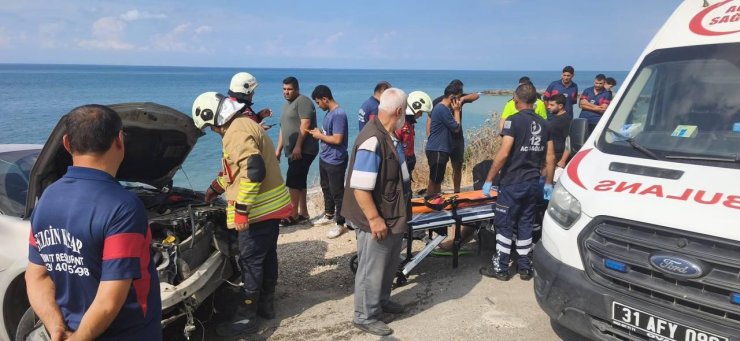 Arsuz’da uçurumdan yuvarlanan otomobilin sürücüsü yaralandı