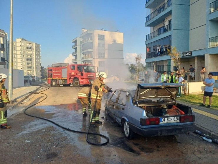 İskenderun’da Tofaş alevlere teslim oldu