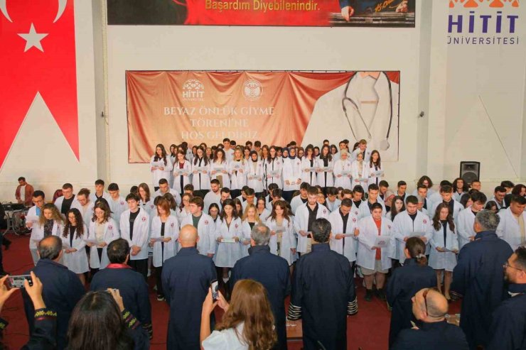 Hitit Üniversitesinde beyaz önlüklerini giyen öğrenciler hekimlik andını okudu