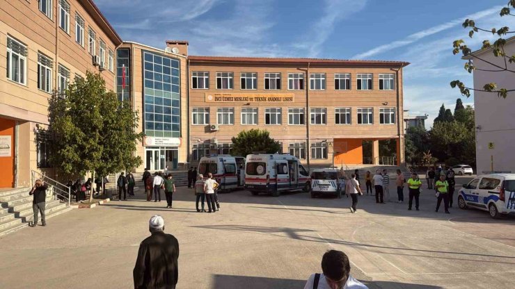 Veliler silah seslerinin yükseldiği okula akın etti