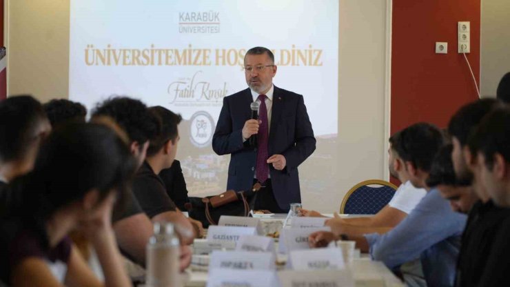 Rektör Kırışık, yeni dönemin ilk gününde öğrencilerle buluştu