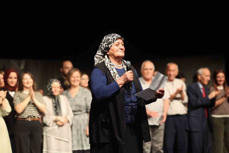 Büyüklerin tiyatro oyunu ayakta alkışlandı