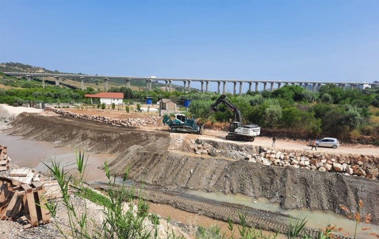 Mersin’de sel ve taşkın riskine karşı dere ıslahı çalışmaları sürüyor