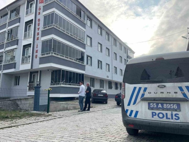 Evinde silahla vurulmuş halde bulundu