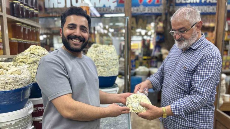 Van’ın meşhur otlu küp peyniri tezgâhlardaki yerini almaya başladı