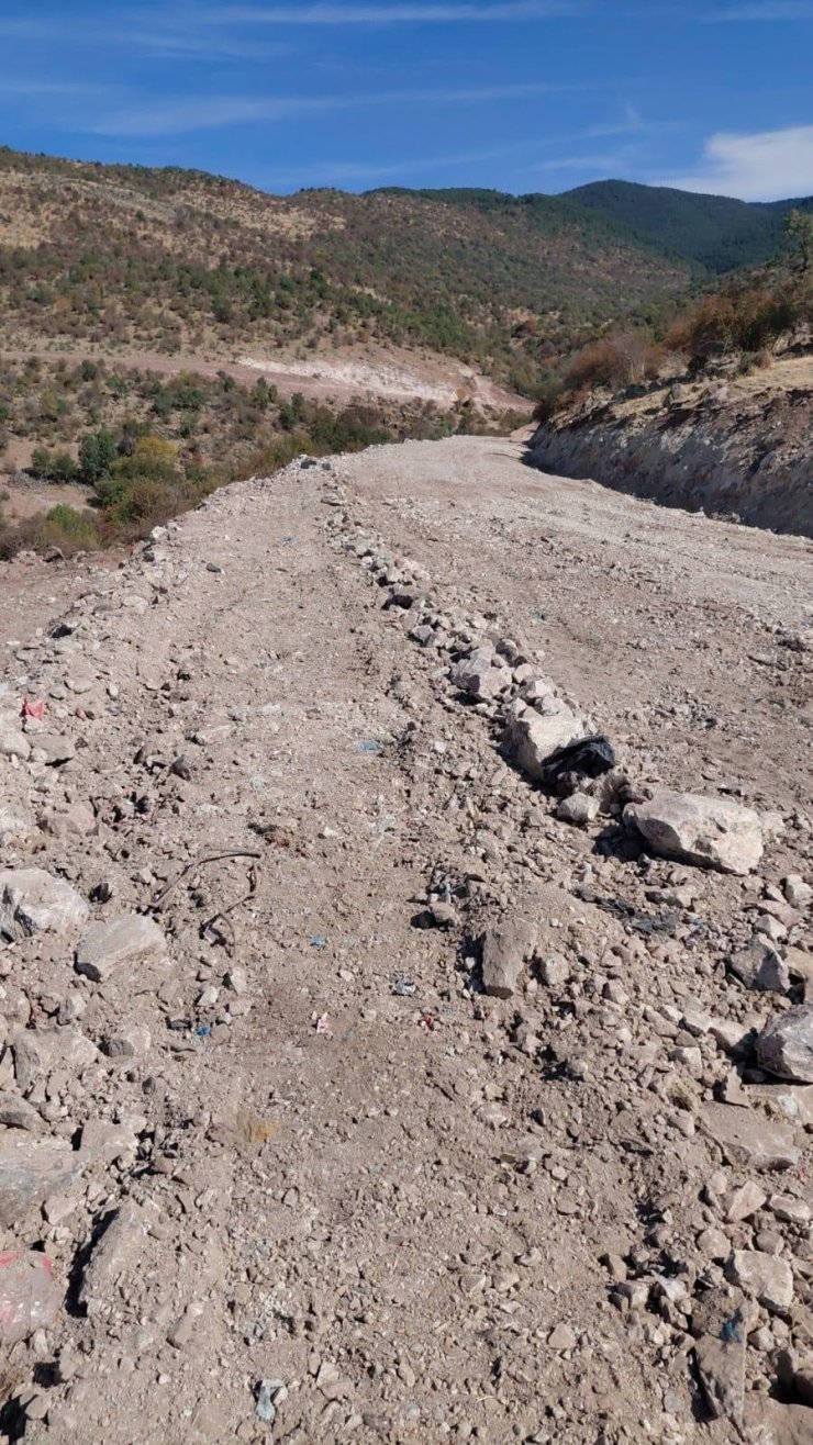 Kaya düşmeleri ve heyelan sonrası yeni yol yapılıyor