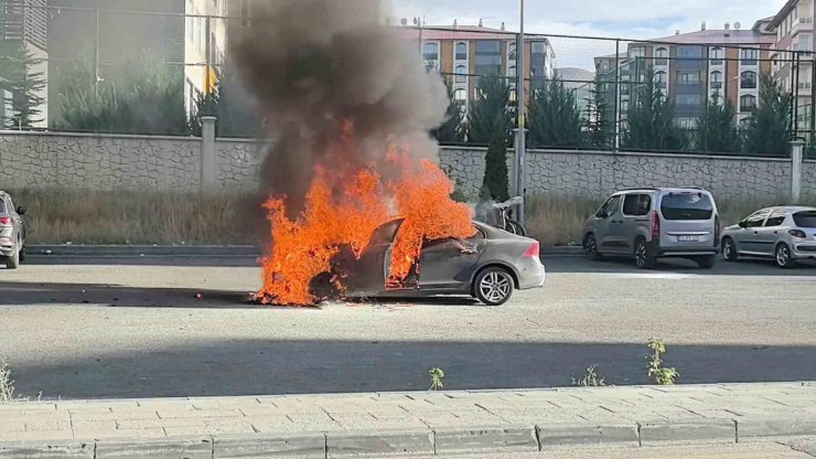 Erzurum’da korkutan araç yangını: Art arda patlamalar yaşandı