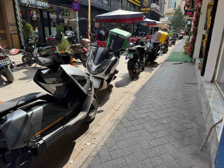 Trafiğe kapalı, motosikler parkına açık sokak