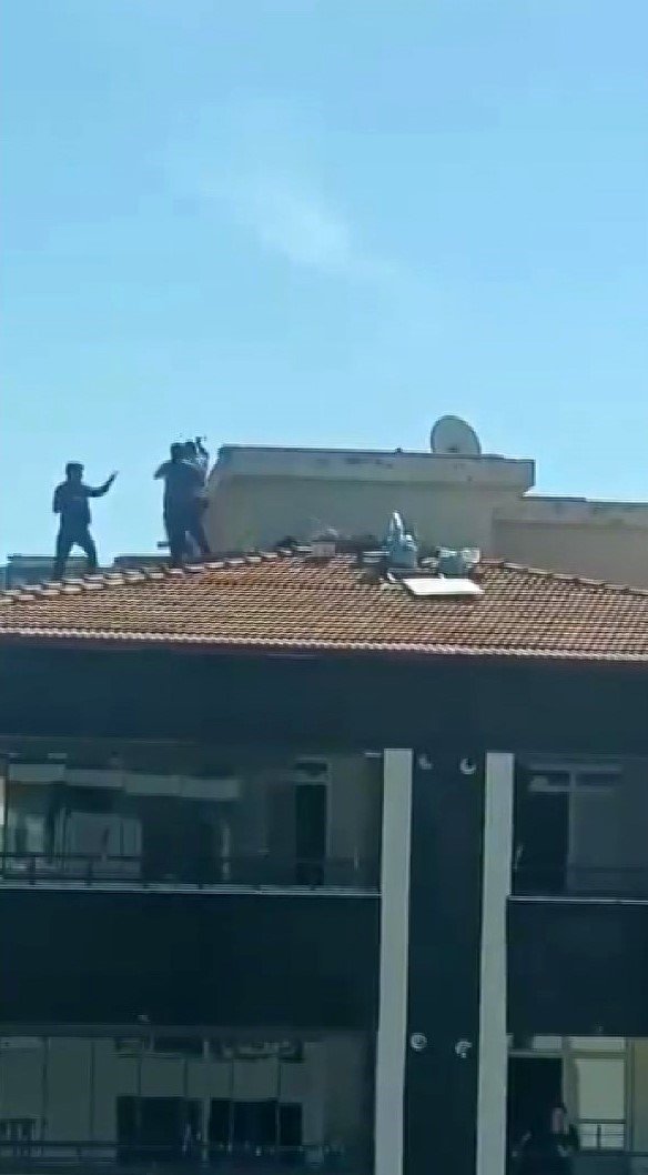 Gaziantep’te bina çatısında yürekleri ağza getiren kavga