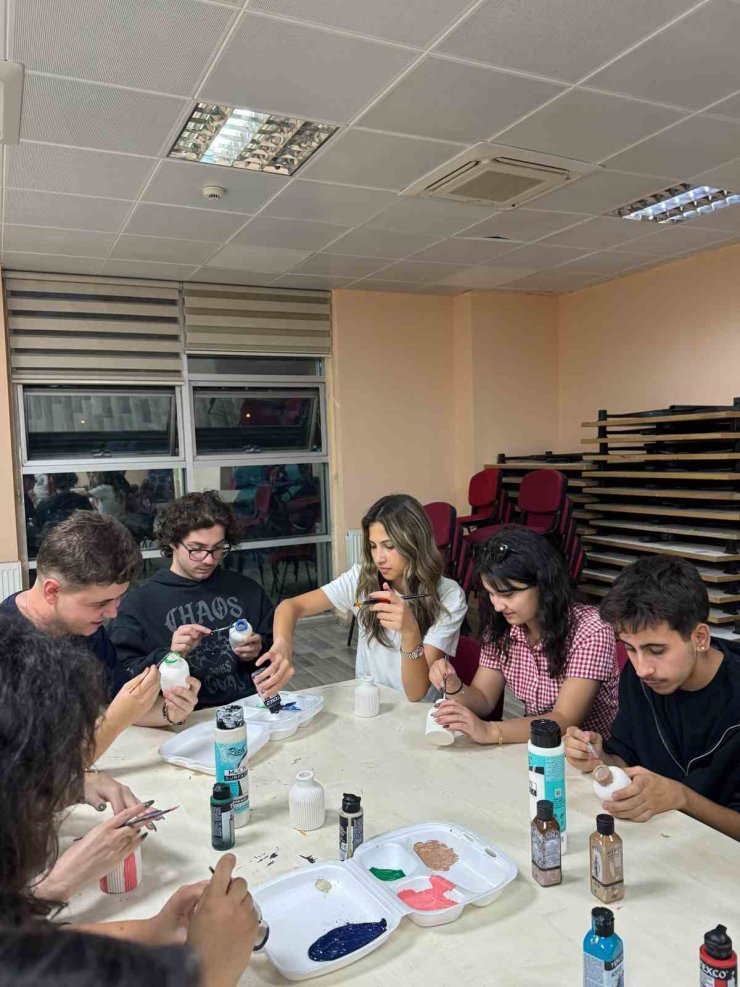 Gençler sanatla üretiyor, yeteneklerini geliştiriyor