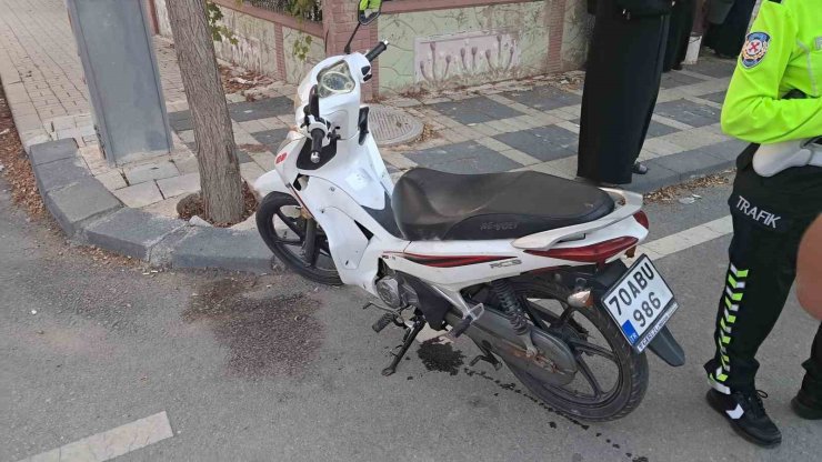 Karaman’da otomobilin kapısına çarpan motosiklet devrildi: 2 yaralı