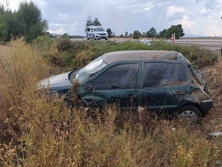 Kaygan yolda kontrolden çıkan otomobil şarampole devrildi: 1 yaralı