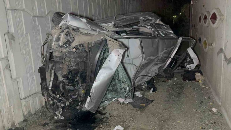 Samsun’da takla atarak hurdaya dönen otomobilde 2 kişi yaralandı