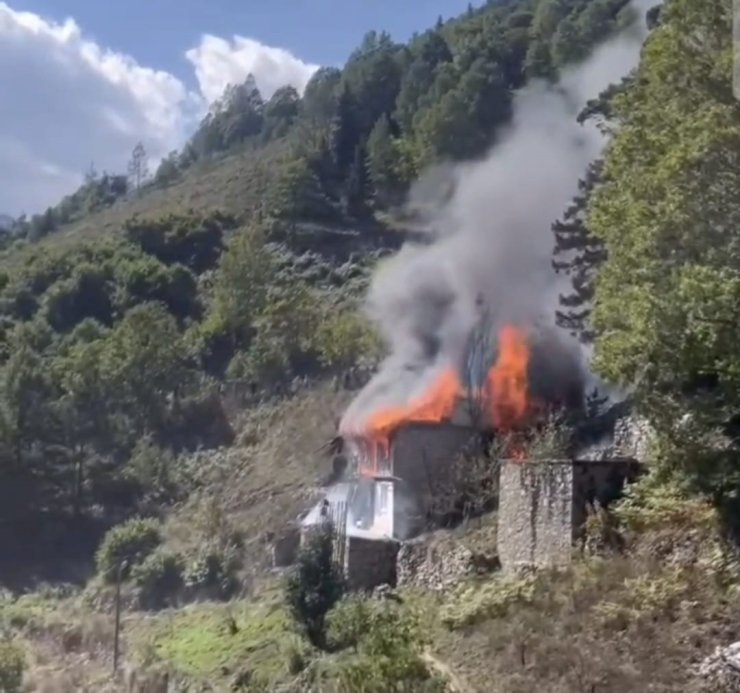 Çıkan yangında ev yanarak kül oldu