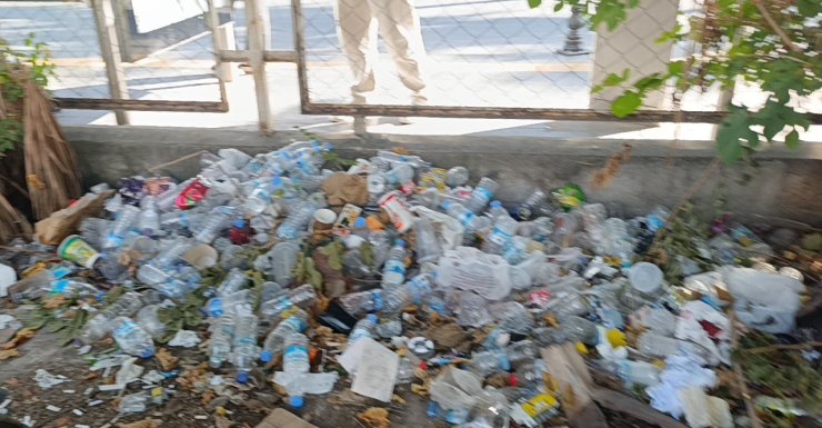 Boş araziyi çöp yuvasına döndürdüler