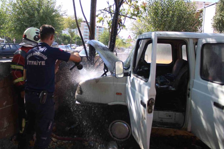 Park halindeki kamyonette yangın çıktı