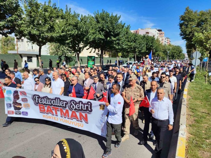 Batman’da festival coşkusu kortej yürüyüşüyle başladı