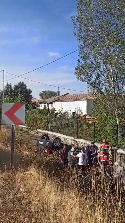 Elazığ’da araç şarampole devrildi: 2 yaralı