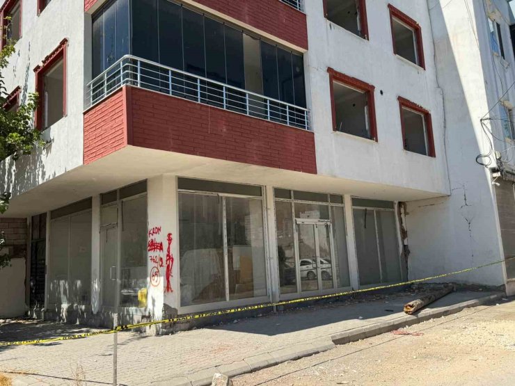 Hasarlı bina deprem sonrası korkuttu