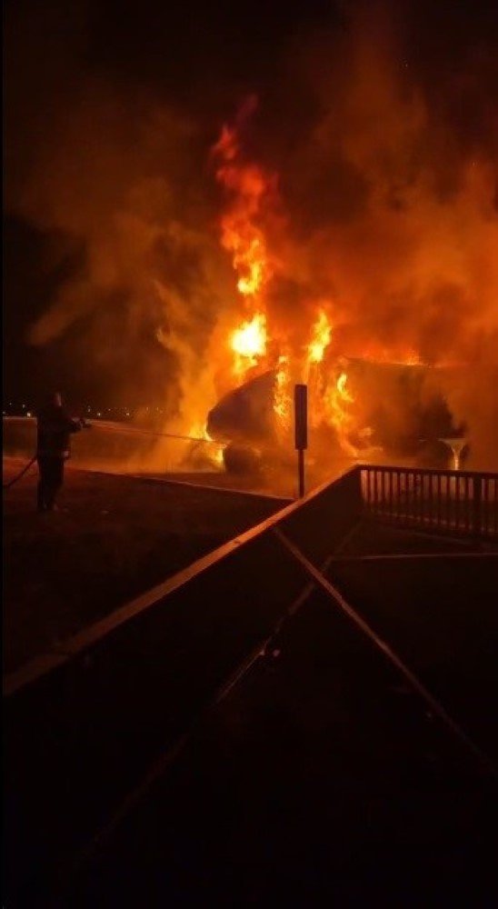 Kars’ta seyir halindeki tır alev alev yandı: Şoför son anda kurtuldu