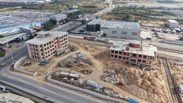 Çayırova’da inşa edilen meslek lisesinin kaba inşaatı tamamlandı