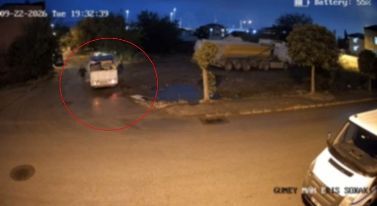 Çevreyi kirleteceklerdi, kamerayı görünce geri topladılar