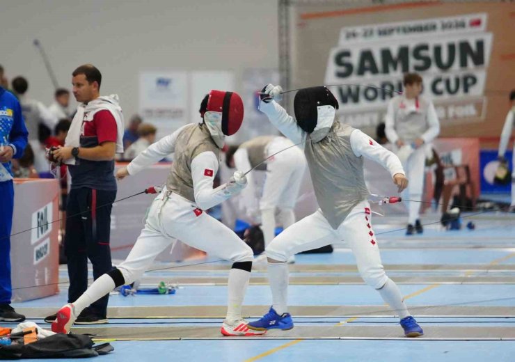 Yıldızlar ve Gençler Flöre Dünya Kupası’nda sporcular, kılıçlarını Samsun’da sallıyor