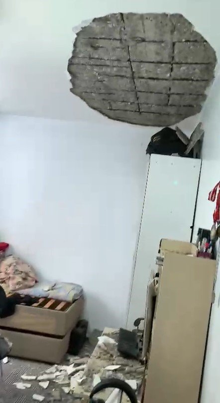Depremde Gaziantep’teki bir evin tavanında kısmi çökme meydana geldi