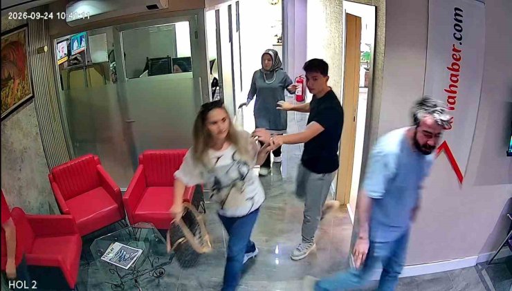 Yerel televizyon çalışanlarının deprem paniği kamerada
