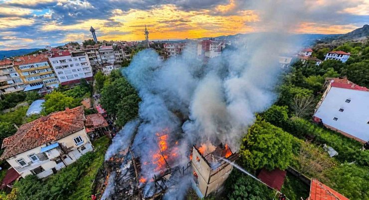 Boyabat’ta 3 katlı ahşap ev alevlere teslim oldu