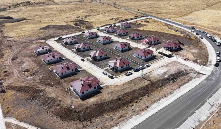 Tunceli’de 18 kırsal konutun anahtarları hak sahiplerine teslim edildi