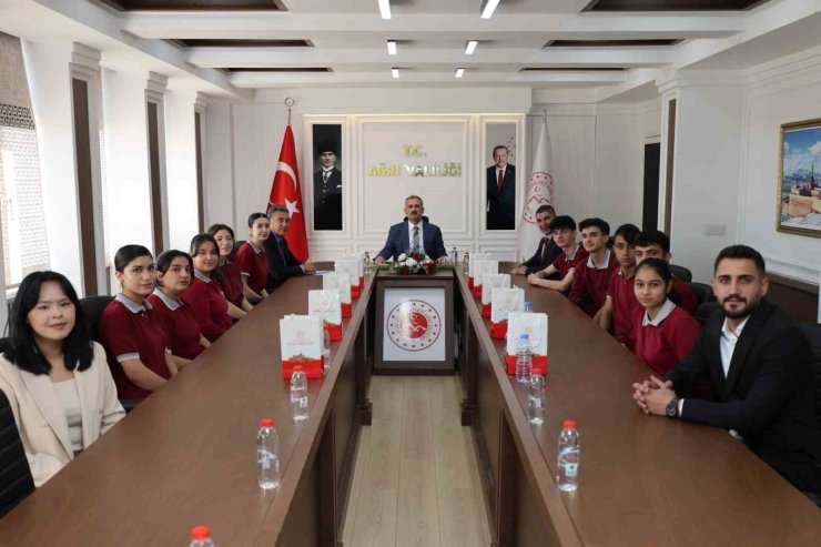 Vali Bozkurt öğrencilerle bir araya geldi