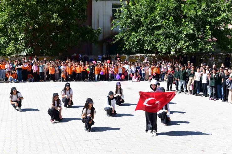 Çatak’ta İlköğretim Haftası kutlandı