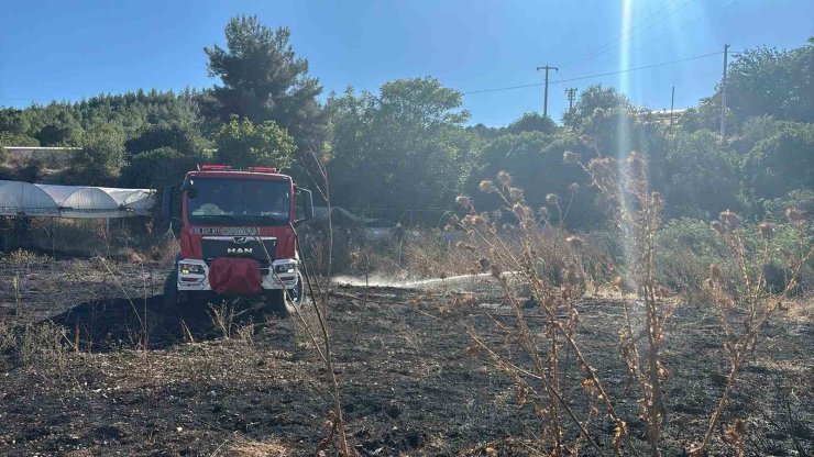 Bilecik’te sera ile depo alanına sıçrayan ot yangını söndürüldü