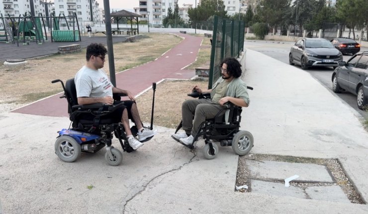 Bir günlüğüne akülü sandalyeye bindi, engelleri yaşayarak gördü