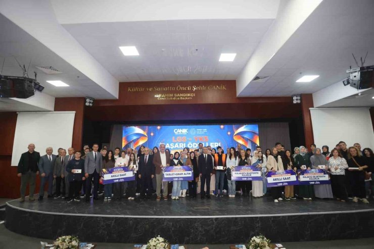 YKS ve LGS’de dereceye giren Canikli öğrencilere ödül