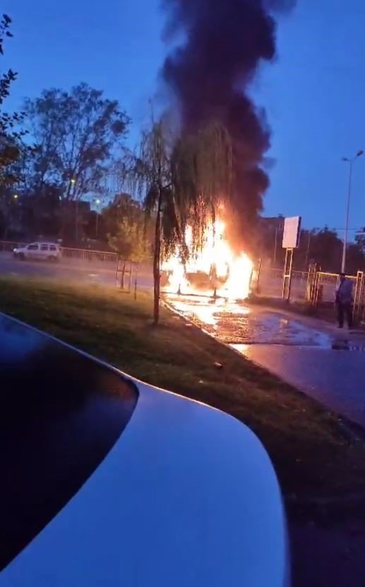 Arnavutköy’de seyir halindeki kamyonet alev topuna döndü