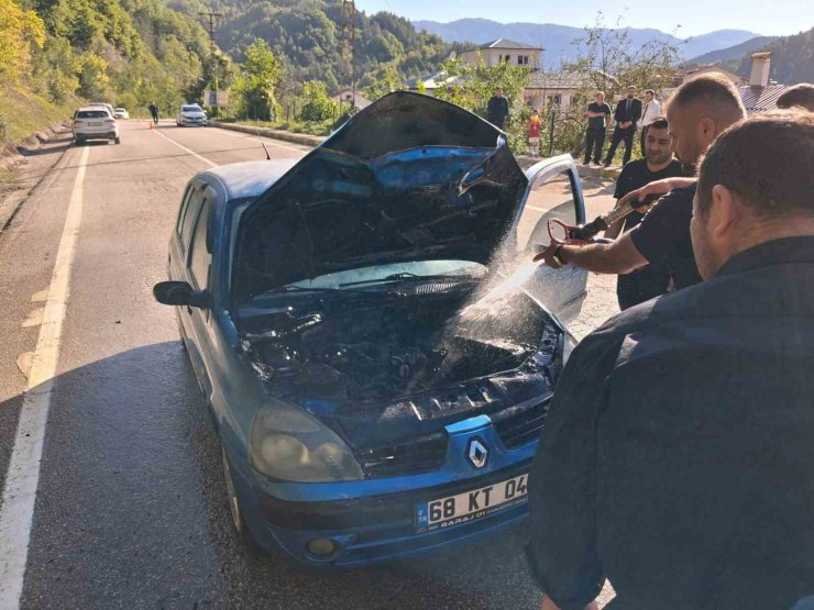 Kastamonu’da seyir halindeki otomobilde çıkan yangını itfaiye söndürdü