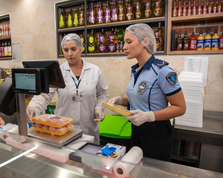 Kuşadası’nda marketler denetlendi